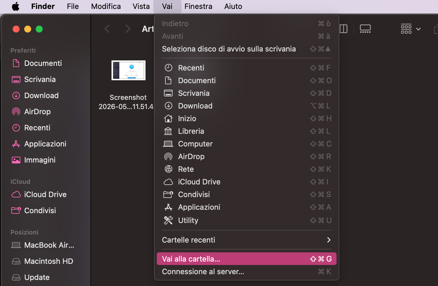 Parte di una finestra del Finder su Mac. Il menu Vai è aperto e Vai alla cartella è evidenziato. Primo passaggio della guida per cancellare manualmente la cache di Mail sul Mac.