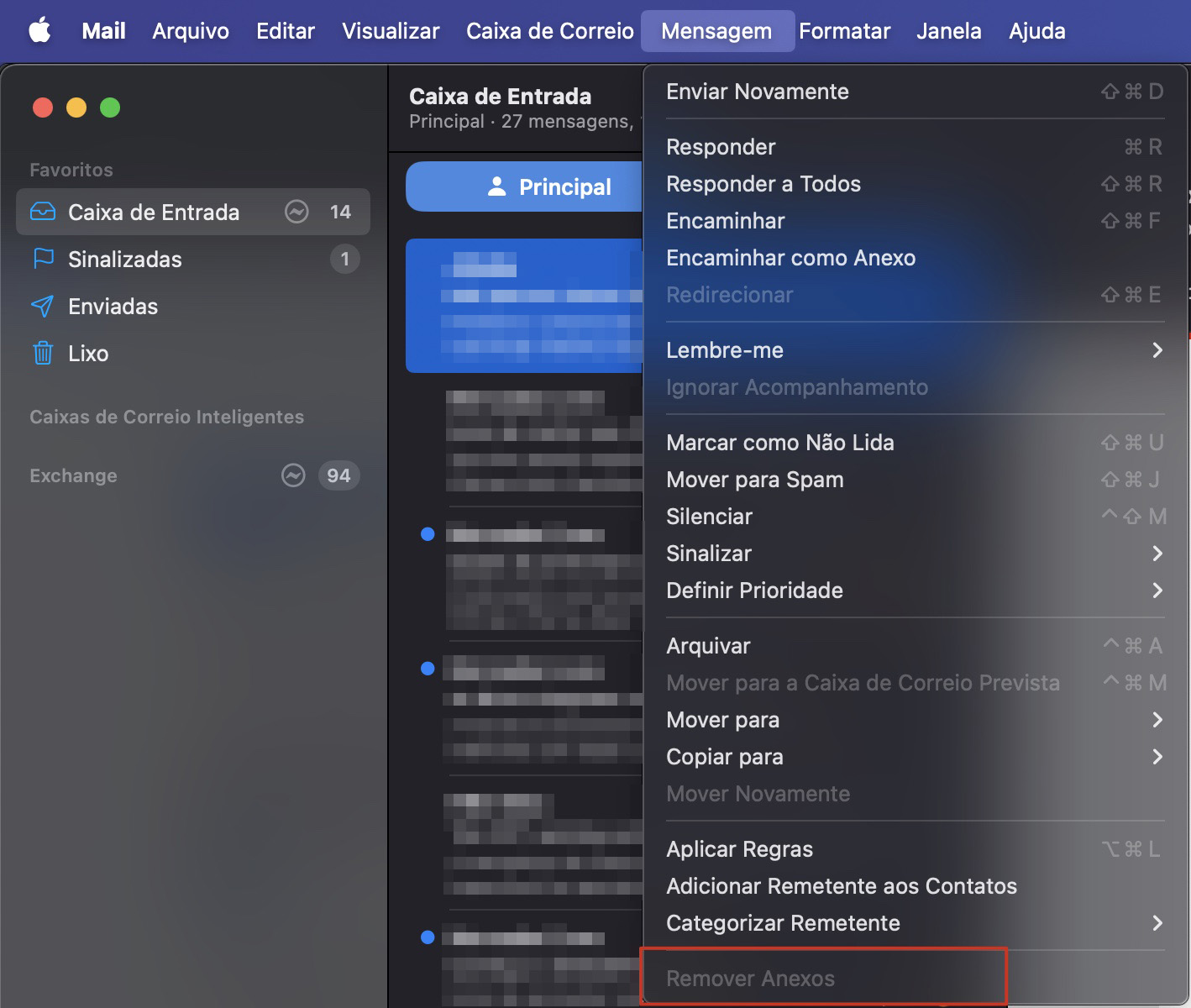 O menu Mensagem do aplicativo Apple Mail com Remover Anexos destacado. Como excluir o cache do Mail no Mac: remover os anexos.