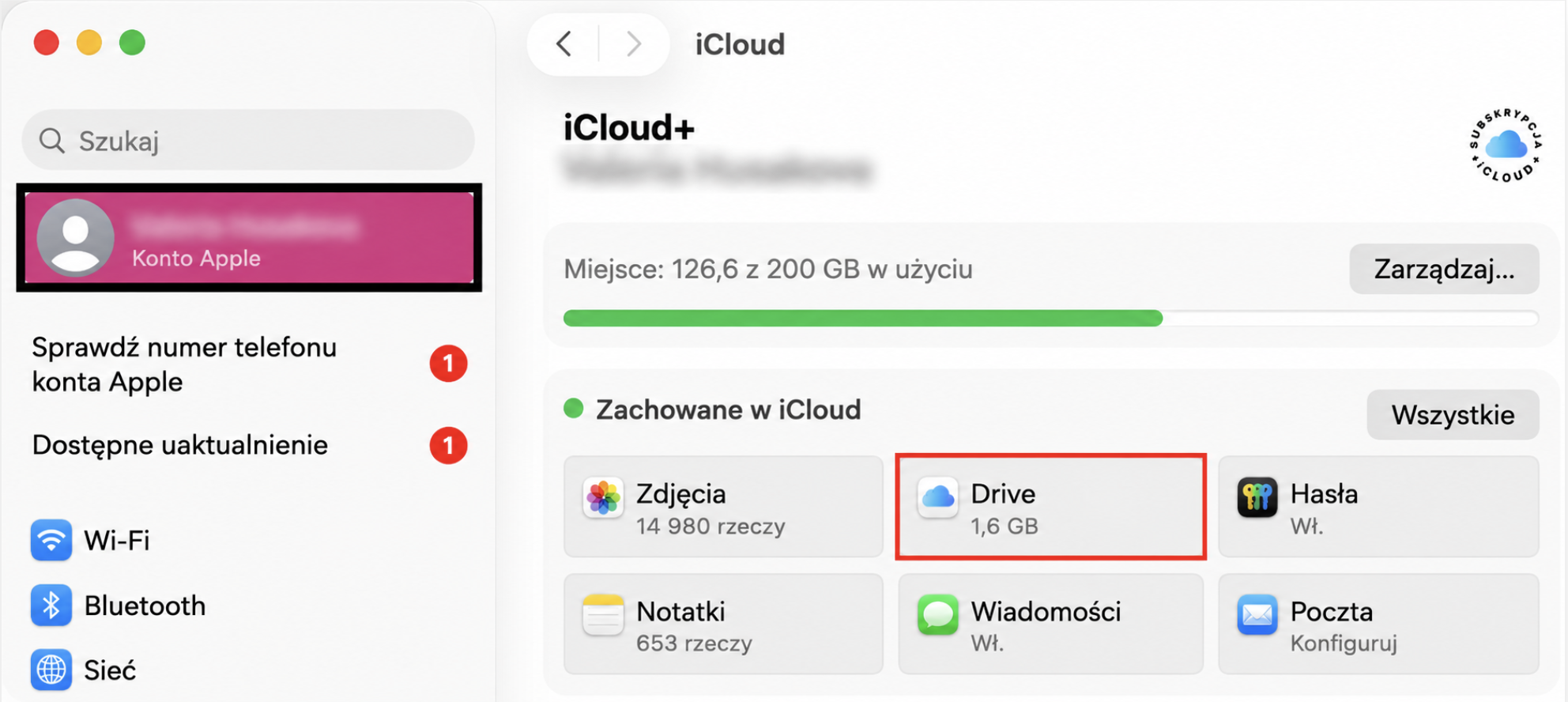 Aby zoptymalizować pamięć w MacBooku z nową wersją systemu macOS, wybierz Ustawienia systemowe, przejdź do sekcji Konto Apple, kliknij iCloud, a następnie wybierz Drive