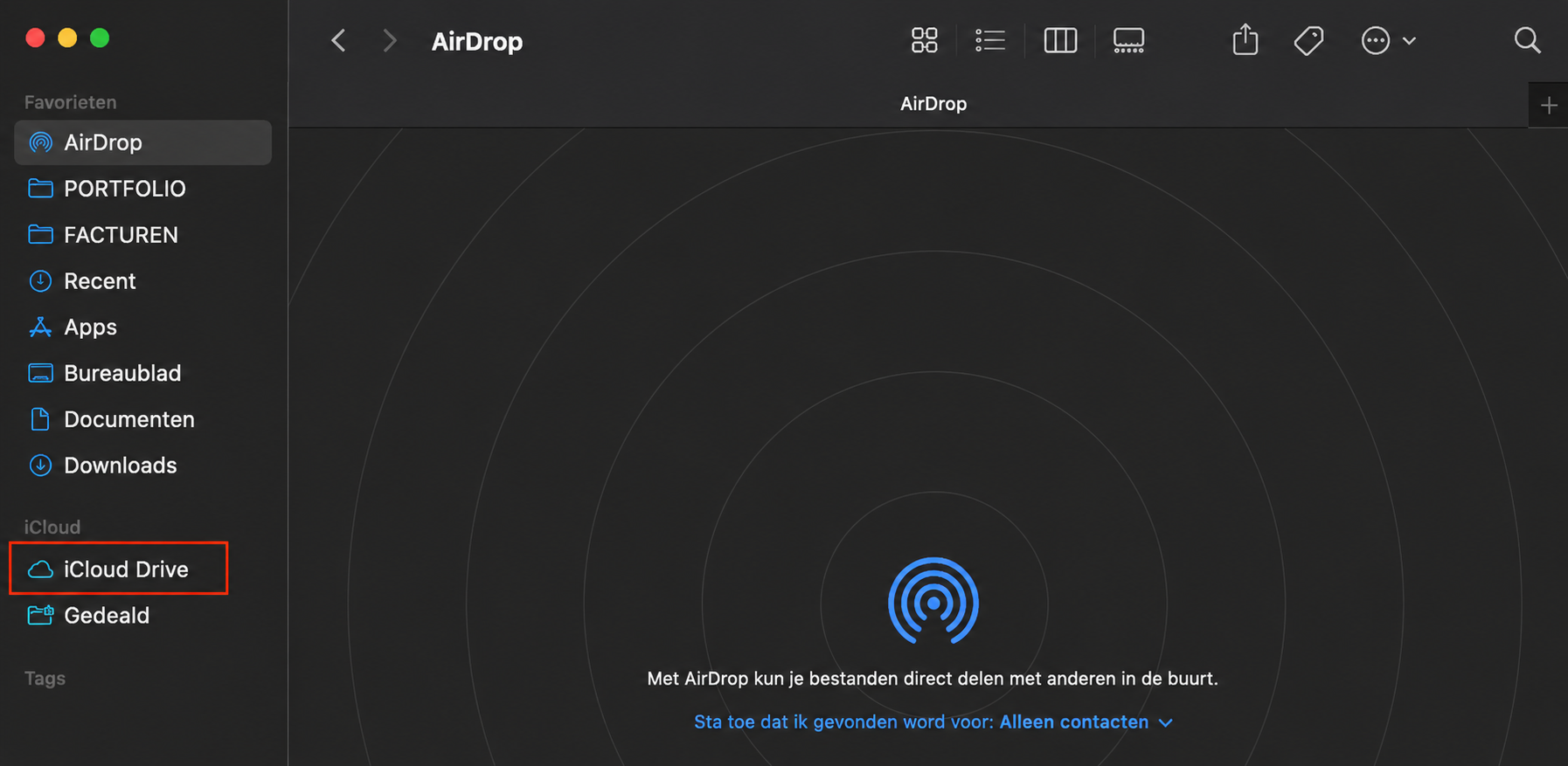 Om ruimte vrij te maken in je iCloud Drive, klik je op iCloud Drive in de zijbalk van Finder. iCloud Drive neemt veel ruimte in op de MacBook.