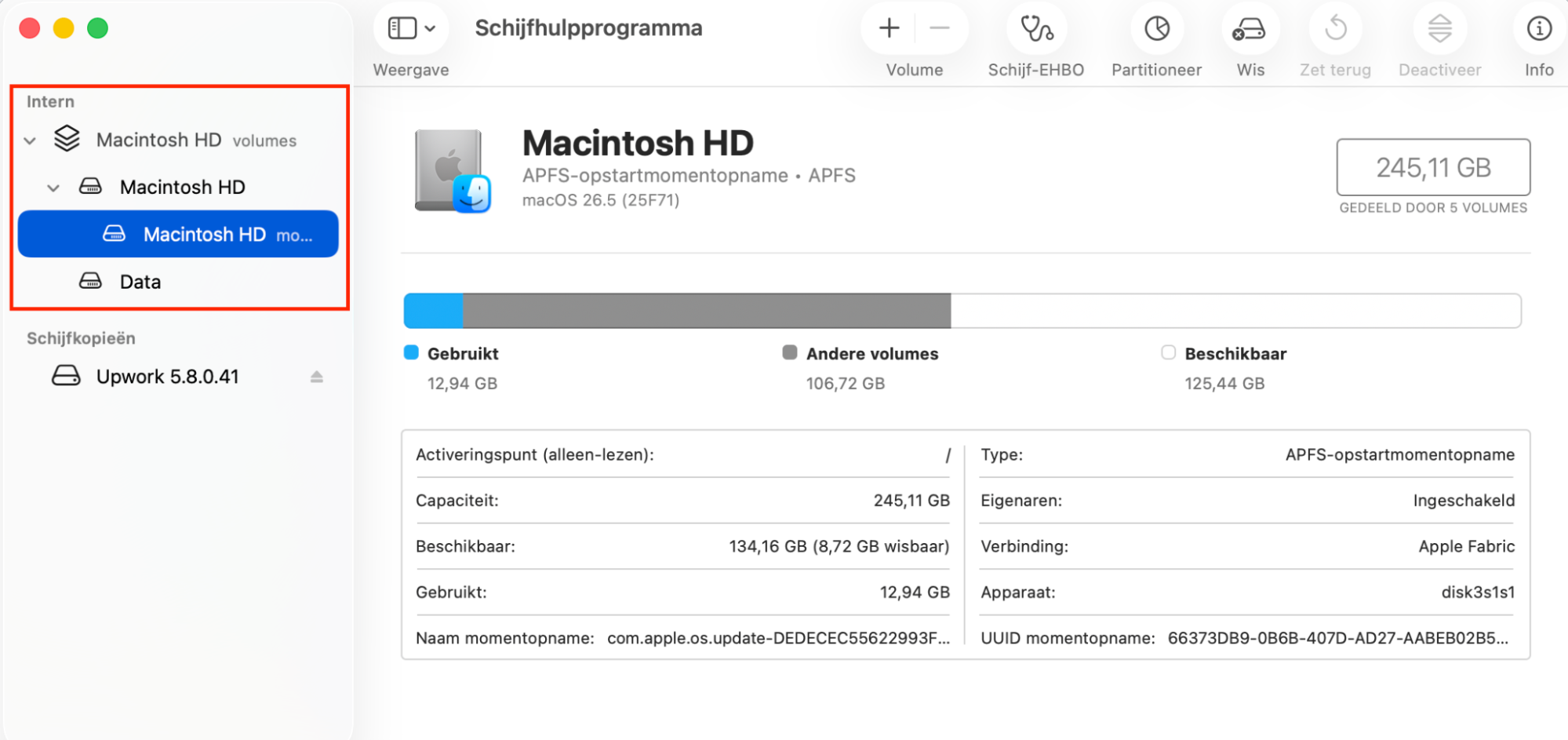 Kies na het openen je opstartvolume in het linkerdeelvenster, doorgaans aangeduid als Macintosh HD.