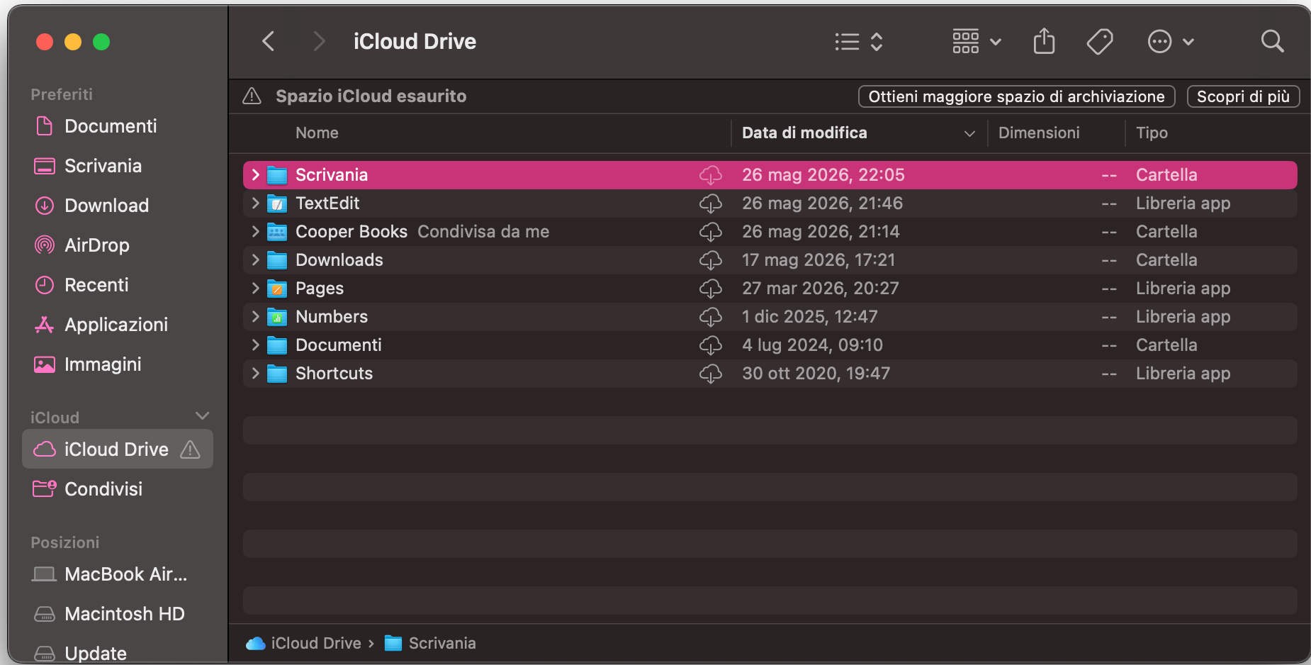 Recupera le icone mancanti del desktop del Mac tramite iCloud Drive. Per farlo, clicca su Finder e seleziona iCloud Drive nella barra laterale di Finder. Apri la cartella Scrivania, copia tutto ciò che contiene e incollalo sulla Scrivania.