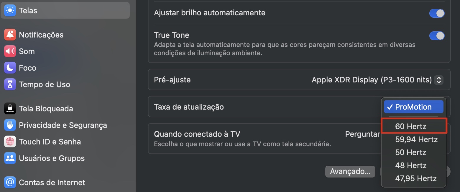 Captura de tela da janela Ajustes do Sistema em um MacBook Pro com Apple Silicon mostrando como desativar o ProMotion no MacBook Pro durante a solução de problemas de alto uso de memória do WindowServer.