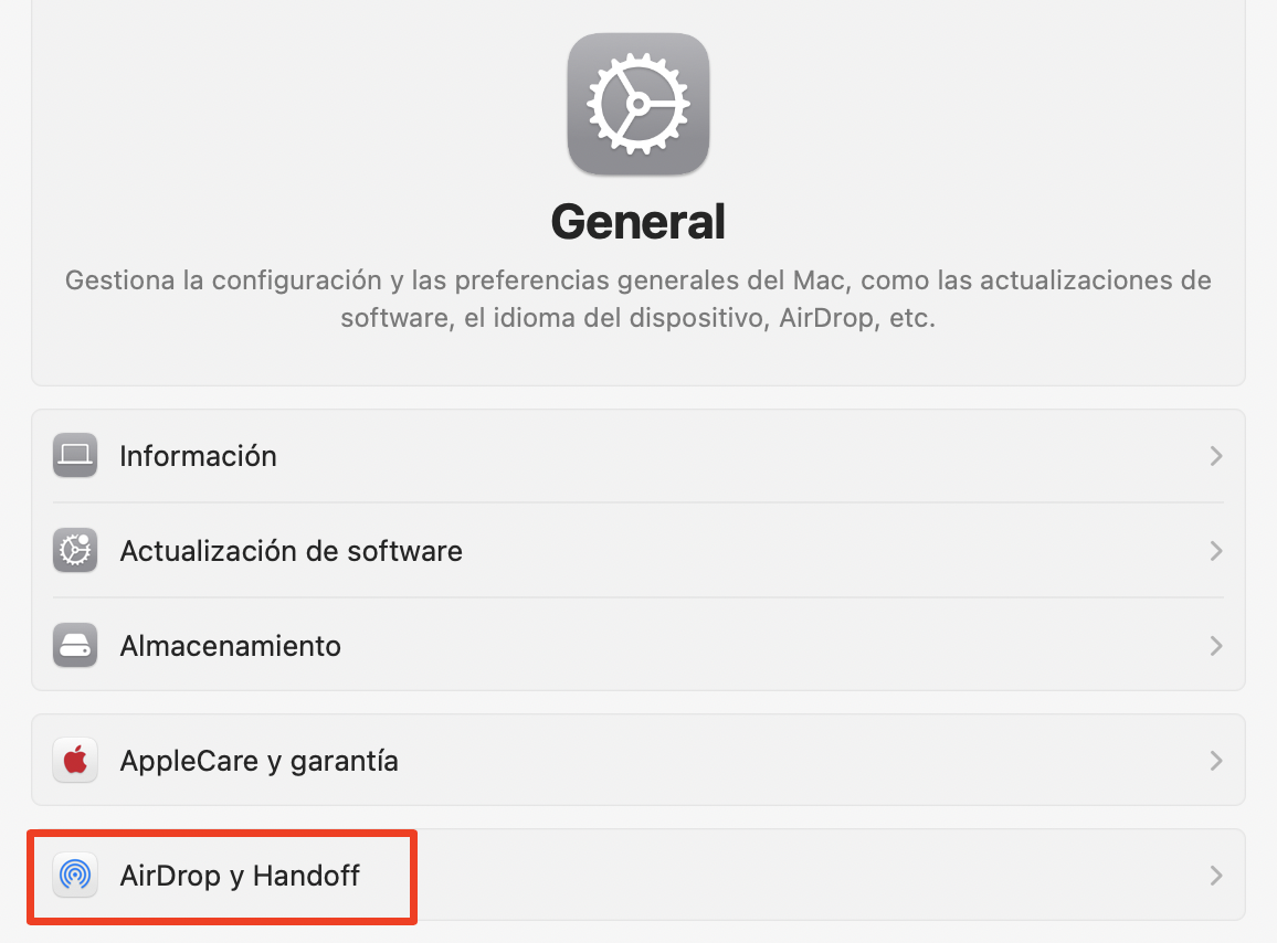 Para desactivar Airplay, selecciona la opción AirDrop y Handoff en la barra lateral. Esta es una de las soluciones para corregir el problema de que se pueda ver la pantalla de tu Mac.