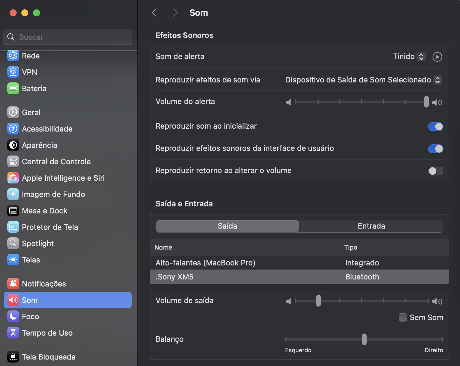 A aba Som, aberta nos Ajustes do Sistema, mostra as configurações existentes para gerenciar efeitos sonoros, saída e entrada ao usar seu Mac e outros acessórios conectados a ele.