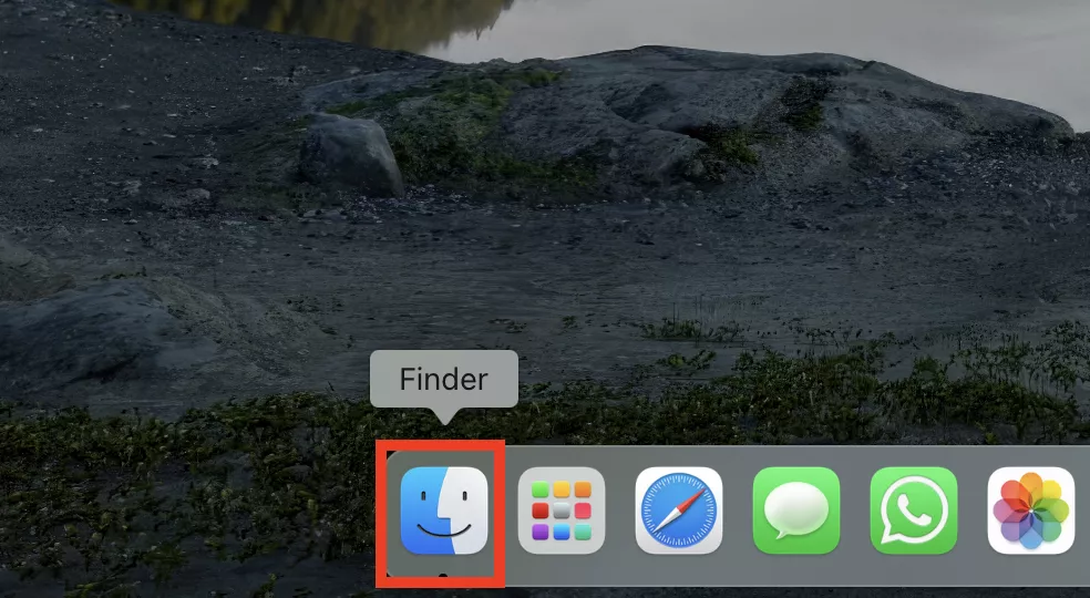 Het Finder-icoon in het Dock op de Mac. Wanneer je probeert te achterhalen waar de map Apps zich bevindt op de Mac, kun je de Finder-instellingen openen om ervoor te zorgen dat de map Apps wordt weergegeven in de zijbalk.