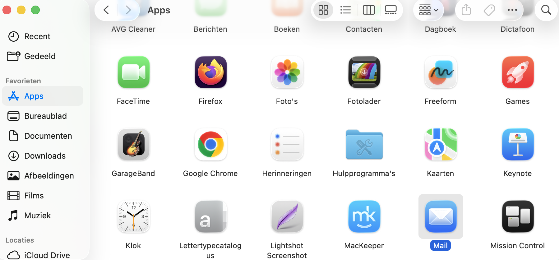 Zodra je de app Mail hebt gevonden, dubbelklik je erop om deze te openen vanuit de map Programma’s. Je kunt het pictogram ook naar het Dock slepen om het Mail-pictogram bij te werken naar de nieuwste versie, indien nodig.