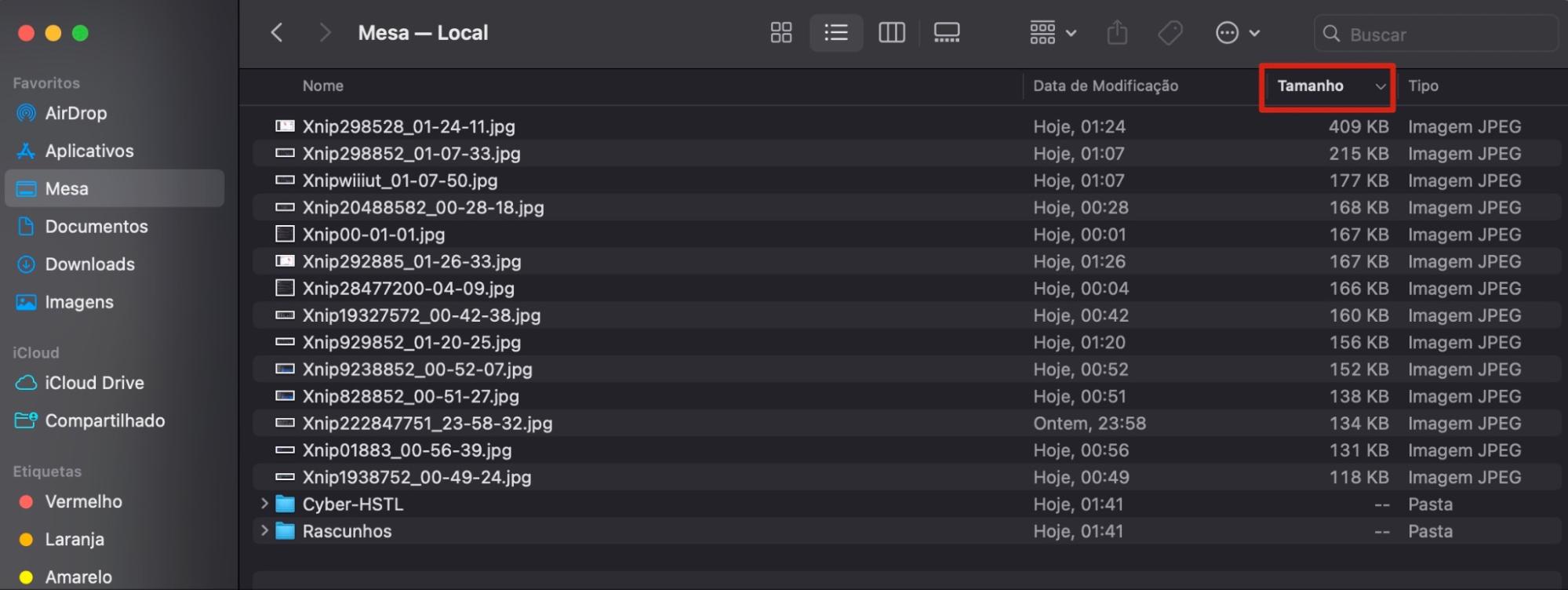 A pasta Mesa no Finder do Mac com todos os arquivos classificados por tamanho. Exclua os arquivos grandes que você não precisa para liberar espaço no disco do Mac.