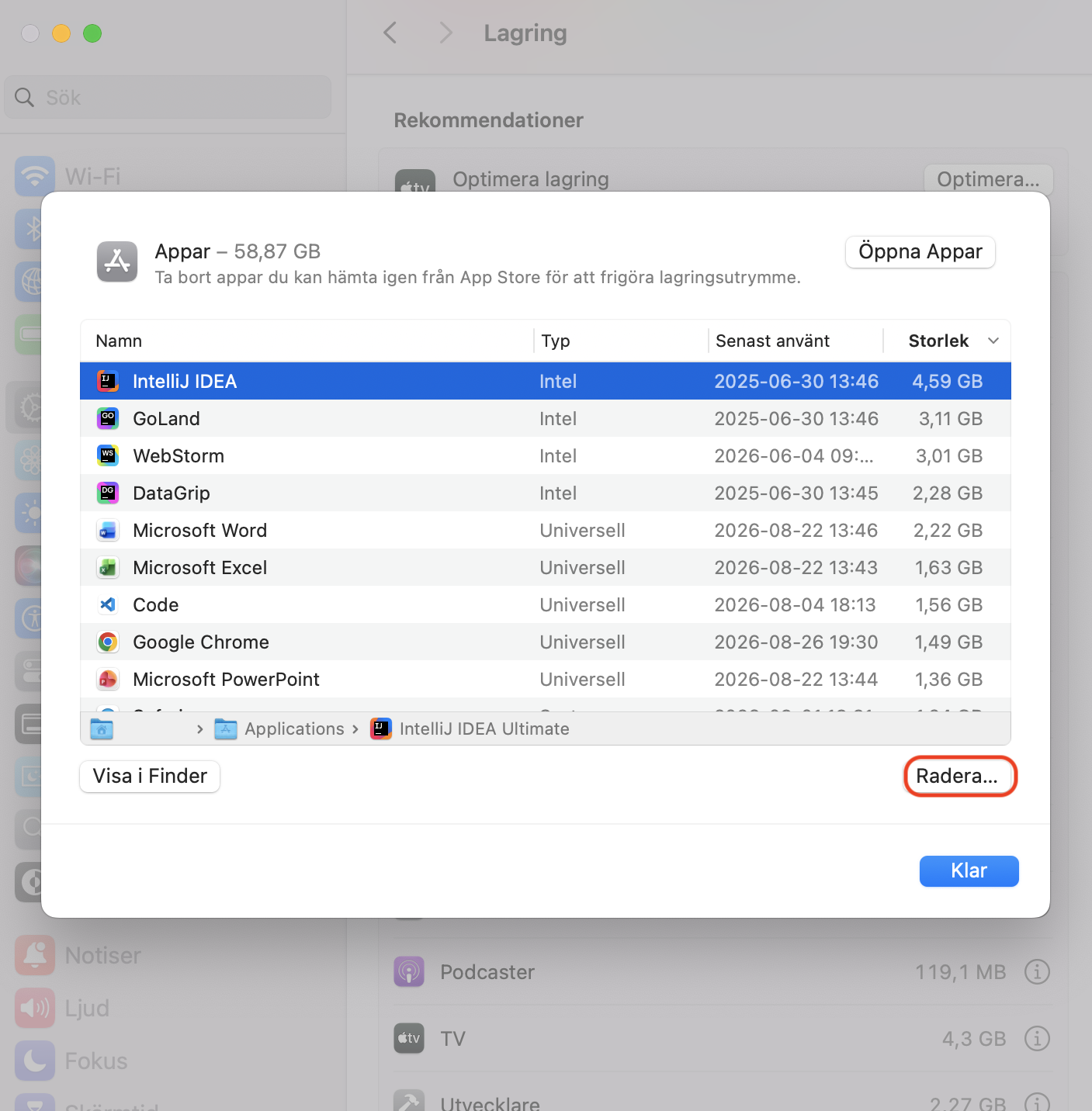 En lista över installerade program i menyn Lagring på Mac. Markera de objekt du inte längre behöver och klicka sedan på Ta bort för att frigöra utrymme på Mac.