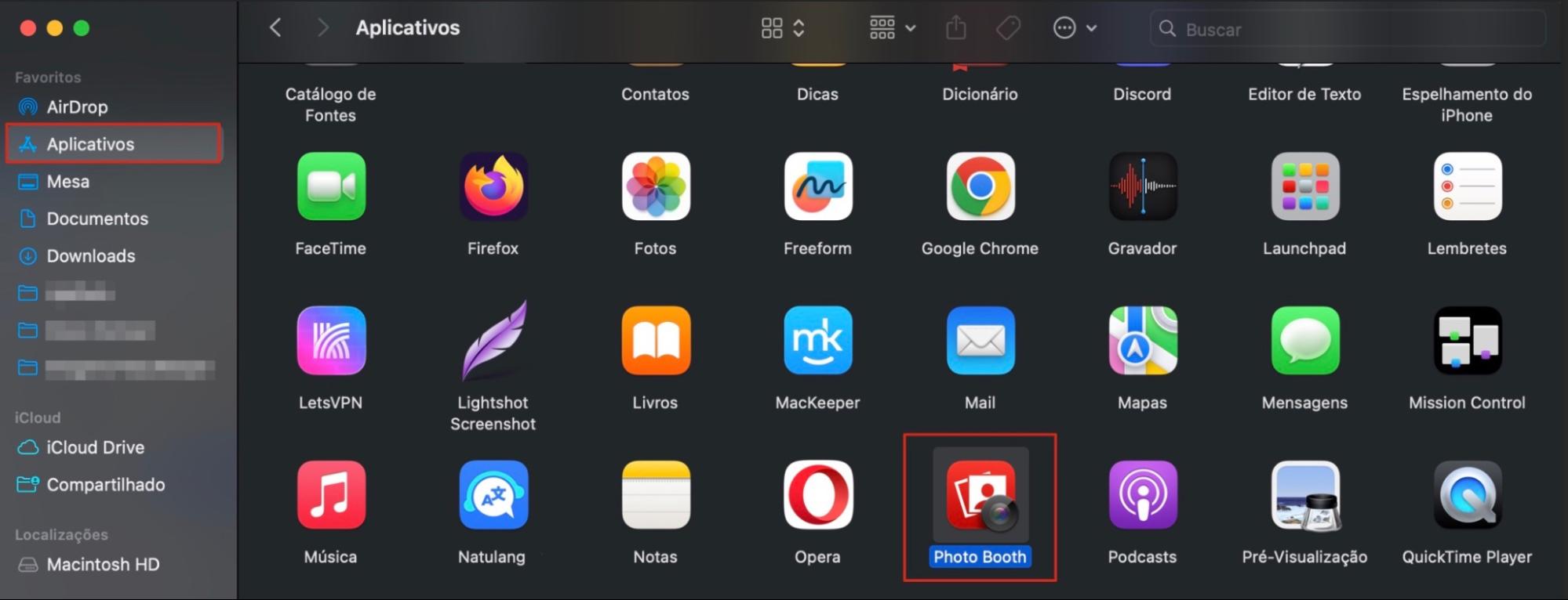 Para testar a câmera do Mac, selecione o Finder no Dock e clique em Aplicativos > Photo Booth. Isso mostrará a imagem da webcam. Como alternativa, abra a busca do Spotlight, digite Photo Booth na barra de busca e selecione nos resultados.