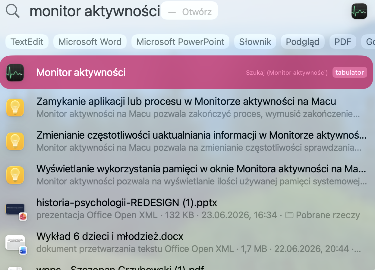 Aby wymusić zamknięcie aplikacji w Monitorze aktywności, otwórz Spotlight za pomocą cmd + space. Następnie wpisz „Monitor aktywności” i naciśnij Enter.
