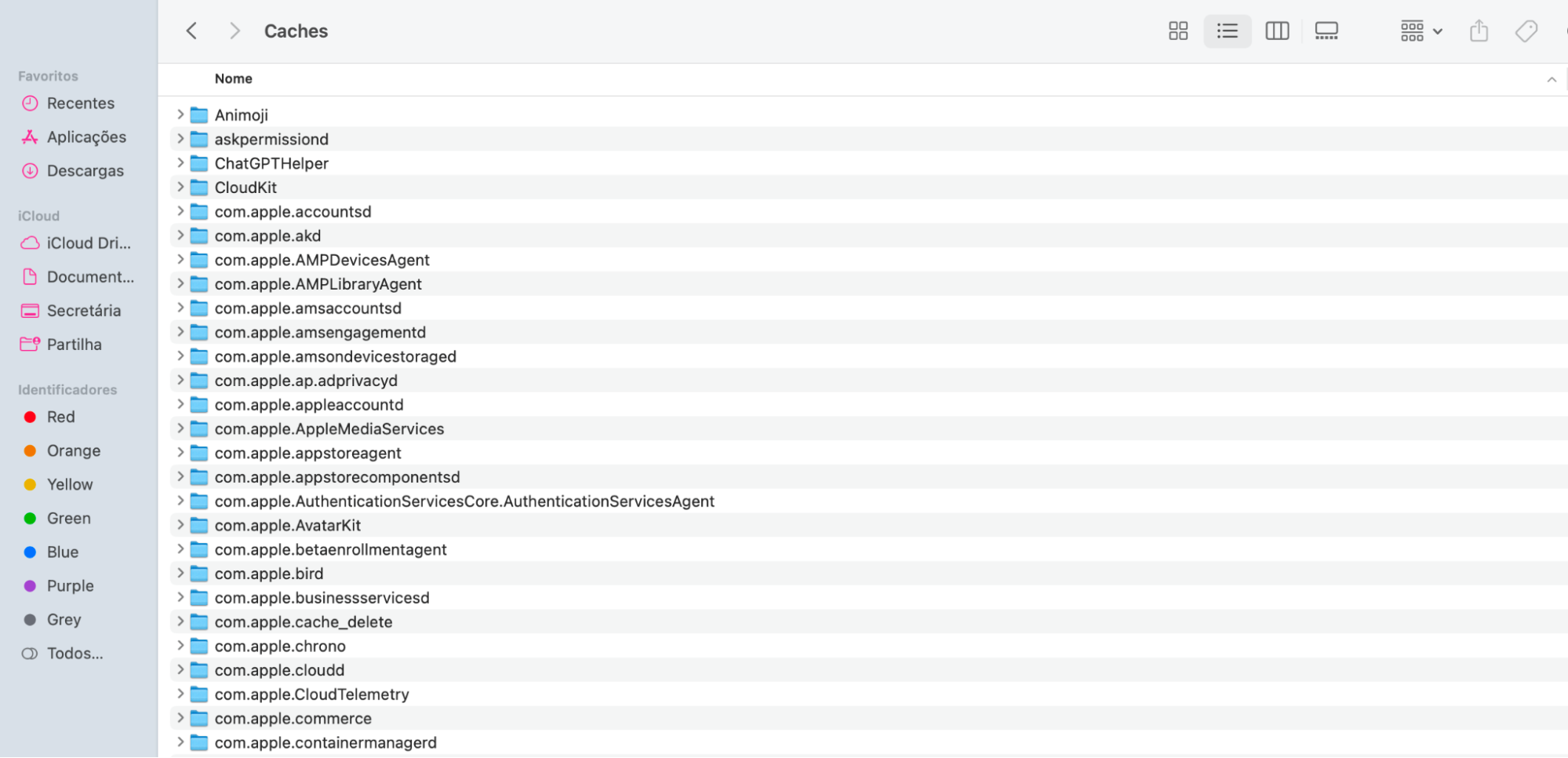 Pode reduzir os Dados do Sistema Mac ao arrastar as pastas de cache para o Lixo. Depois disso, é muito provável que o seu Mac também apresente um melhor desempenho.