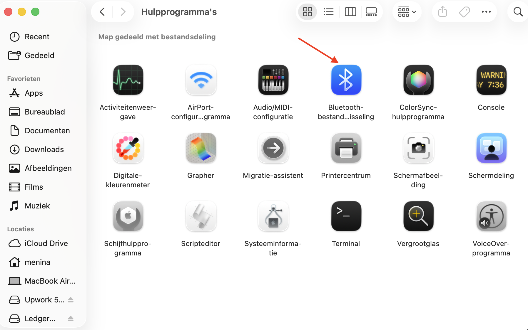 Finder op Mac met de map Hulpprogramma’s. Dubbelklik op Bluetooth-bestandsuitwisseling om het te openen en bestanden van Mac naar Mac over te zetten via Bluetooth.