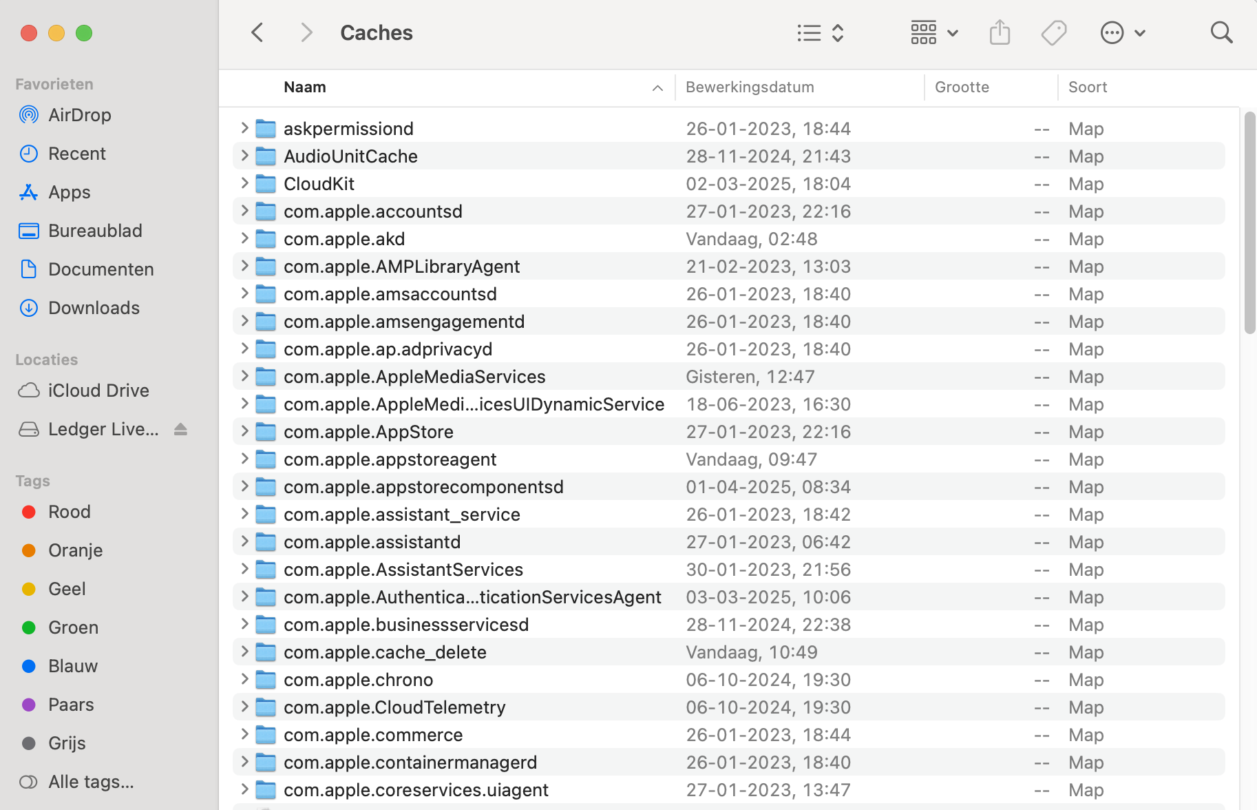 Je kunt de systeemdata op je Mac verminderen door je cachemappen naar de Prullenmand te slepen. Daarna zal je Mac hopelijk ook beter presteren.