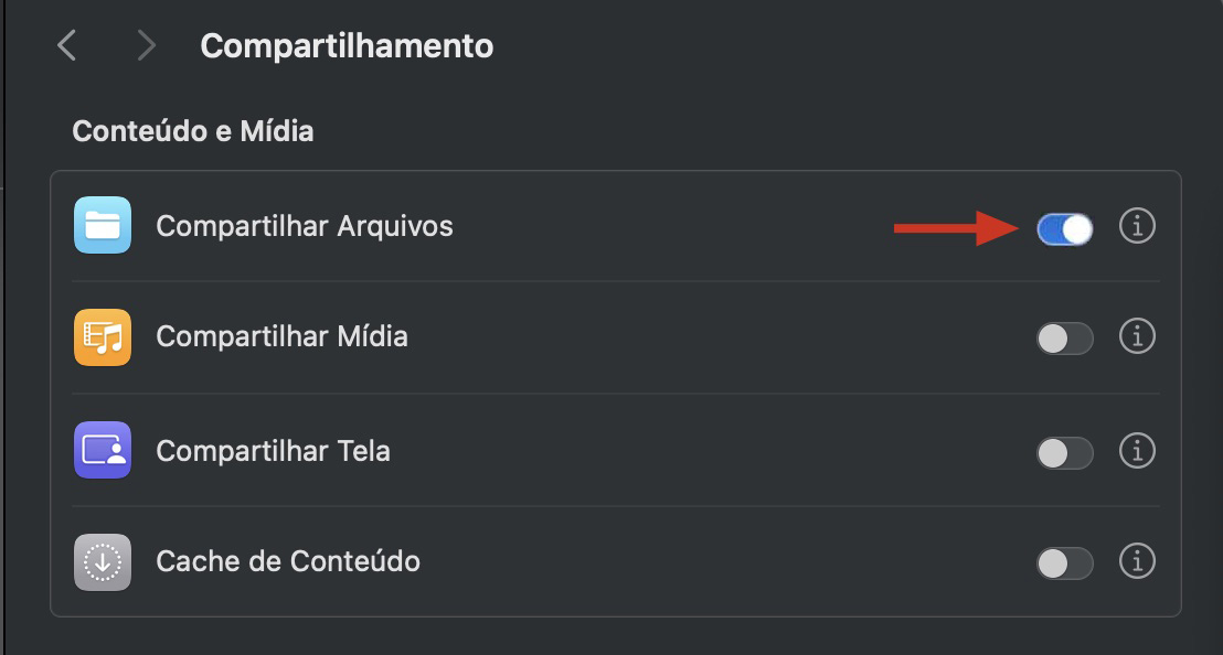 Ajustes do Sistema no Mac mostrando o menu Compartilhamento. Para usar o compartilhamento de arquivos via Bluetooth para copiar arquivos de um Mac para outro, ative Compartilhar Arquivos para permitir que o seu novo Mac acesse os arquivos do seu Mac antigo.
