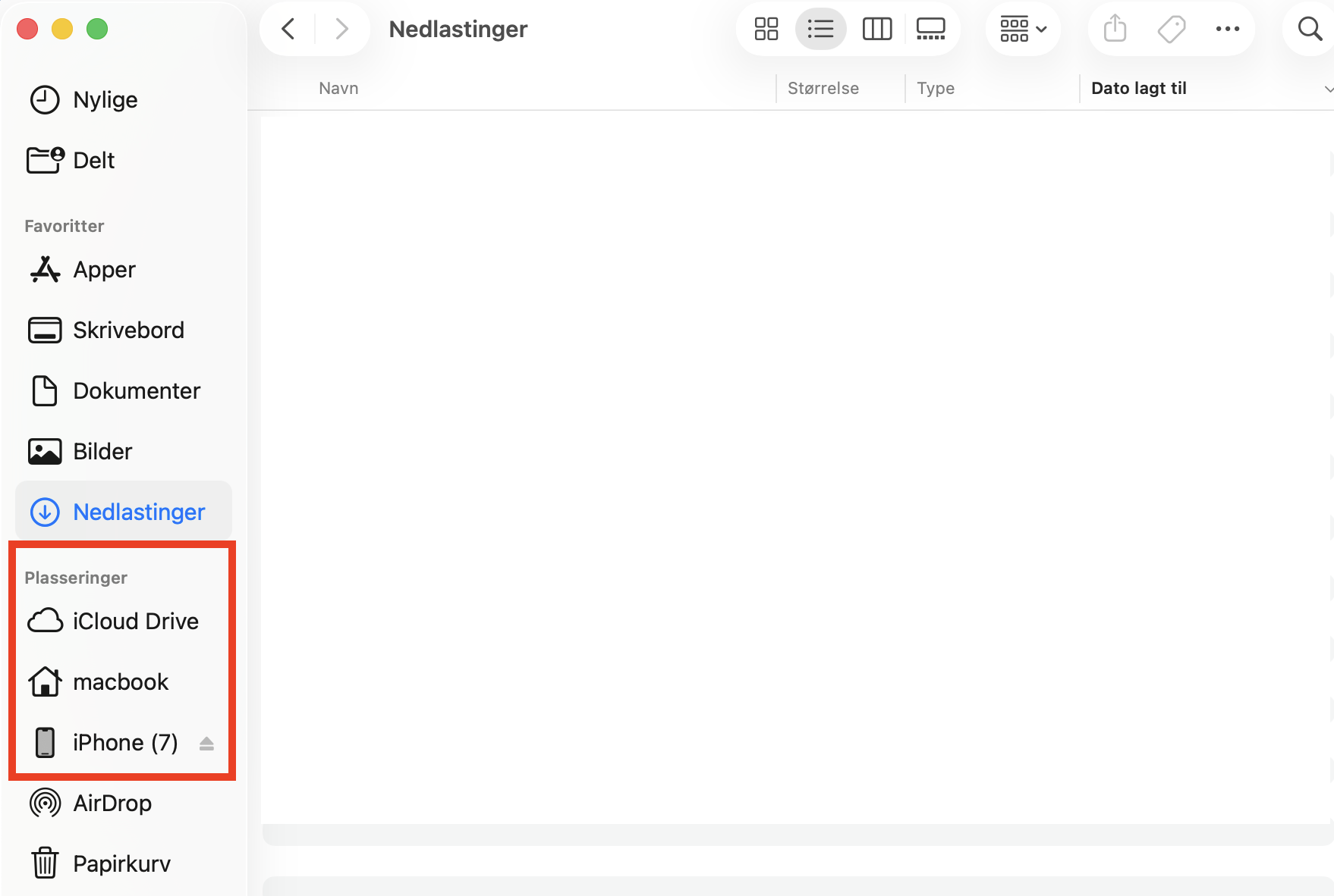 Finder er åpnet på en Mac. Klikk på den i Dock og se etter den eksterne harddisken under Steder i sidepanelet til venstre under iCloud Drive.