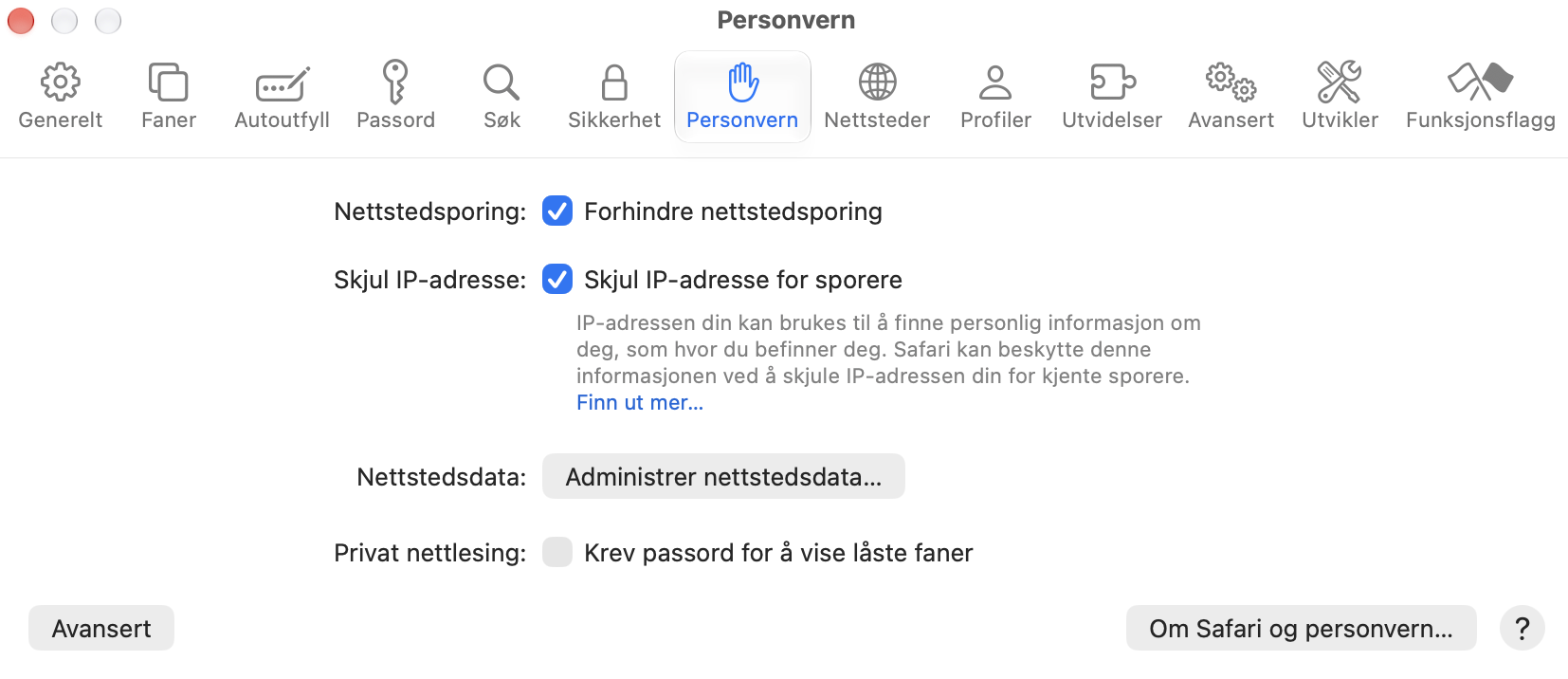 For å stoppe sporing på tvers av nettsteder i Safari må du åpne nettleserinnstillingene og gå til fanen Personvern. Du vil se alternativet for å krysse av ved siden av Forhindre nettstedsporing. Kryss av her for å stoppe at aktiviteten din på nett spores, og for å forbedre nettleserens generelle innlastingshastighet.