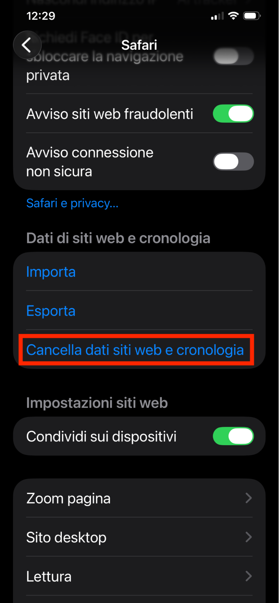 Il menu Safari dentro Impostazioni su iPhone. Tocca Cancella dati siti web e cronologia per rimuovere tutti i dati.