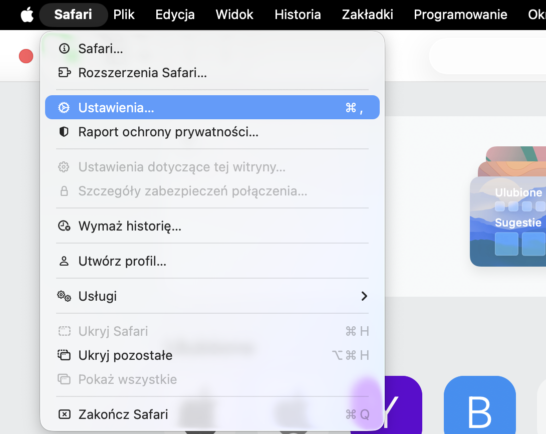 Aby wyczyścić pamięć podręczną przeglądarki w Safari, otwórz Safari na swoim Macu i przejdź do menu Safari. Następnie znajdź i wybierz Ustawienia.