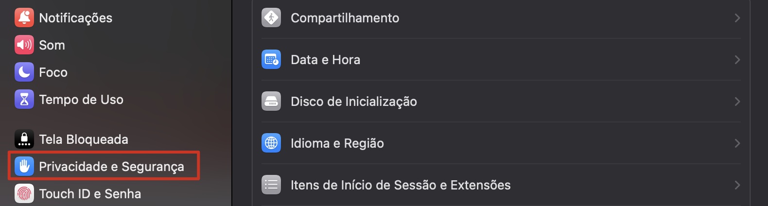 Ajustes do Sistema no Mac com todos os menus exibidos na barra lateral. Clique em Privacidade e Segurança para acessar o menu Perfis.