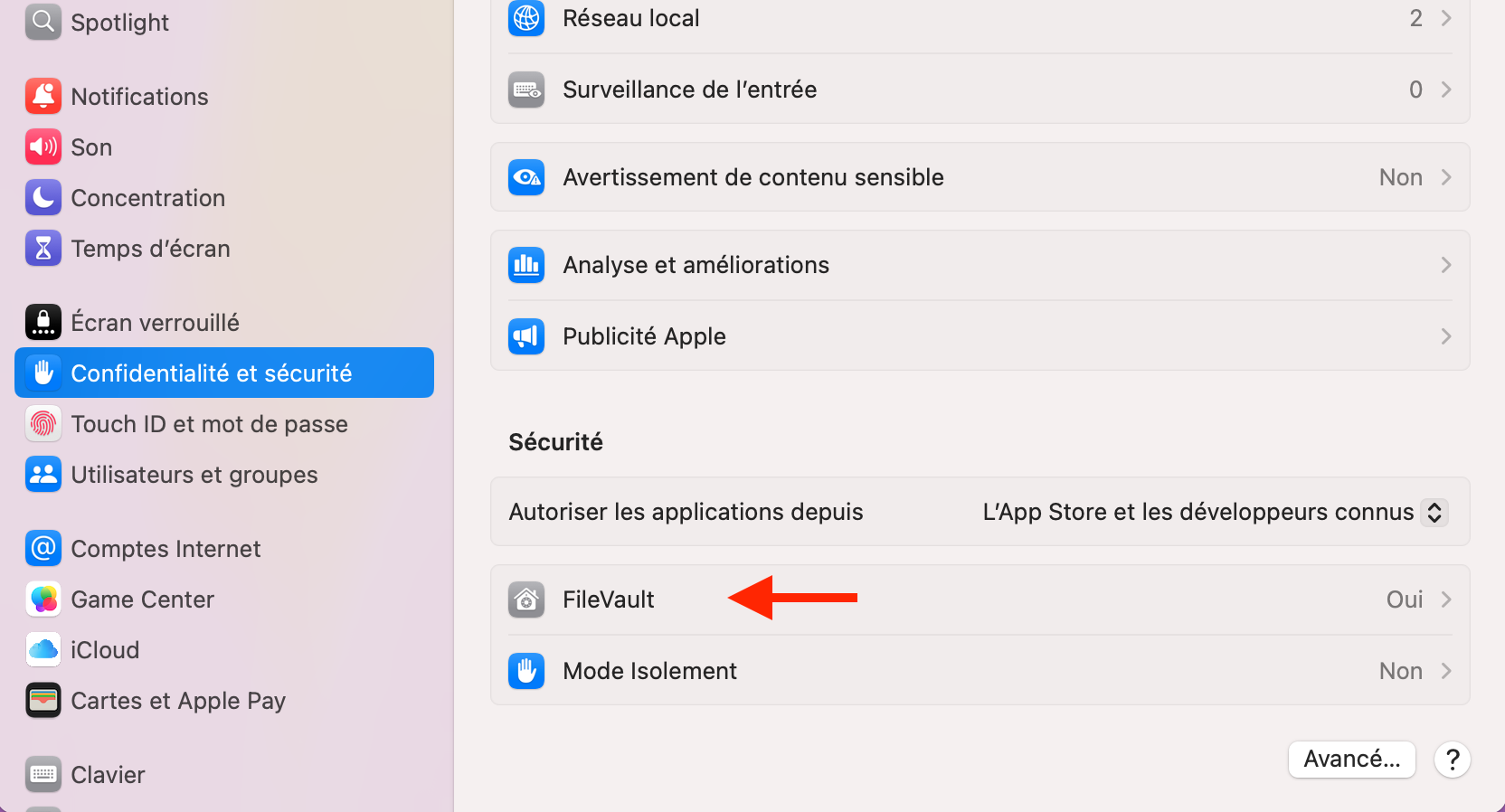 Pour désactiver FileVault et accélérer le démarrage de votre Mac, allez dans Réglages Système > Confidentialité et sécurité, puis déroulez le menu jusqu’à trouver FileVault.