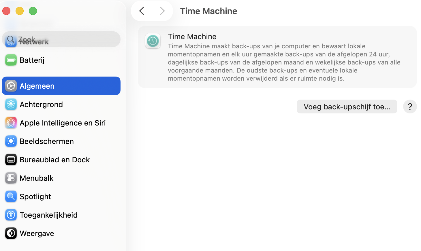 Om je back-ups in te stellen met de ingebouwde Time Machine van macOS, open je eerst Systeeminstellingen. Scrol vervolgens omlaag naar Algemeen en klik op Time Machine.