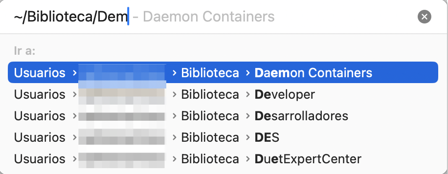 El usuario de Mac está eliminando /Biblioteca/LaunchDaemons/ seleccionándolo en el Finder y moviéndolo a la Papelera.