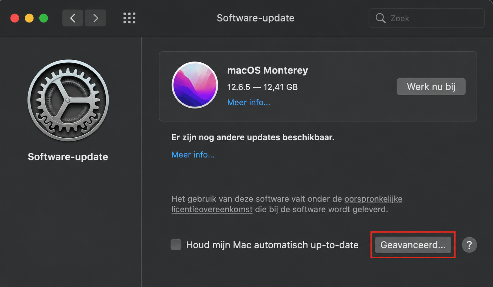 In de interface van Software-update is de knop Geavanceerd gemarkeerd met een rood kader als volgende stap.