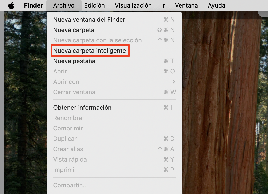 Otra opción útil para organizar tu Mac es agrupar automáticamente los archivos con carpetas inteligentes. En Finder, ve a Archivo > Nueva carpeta inteligente.