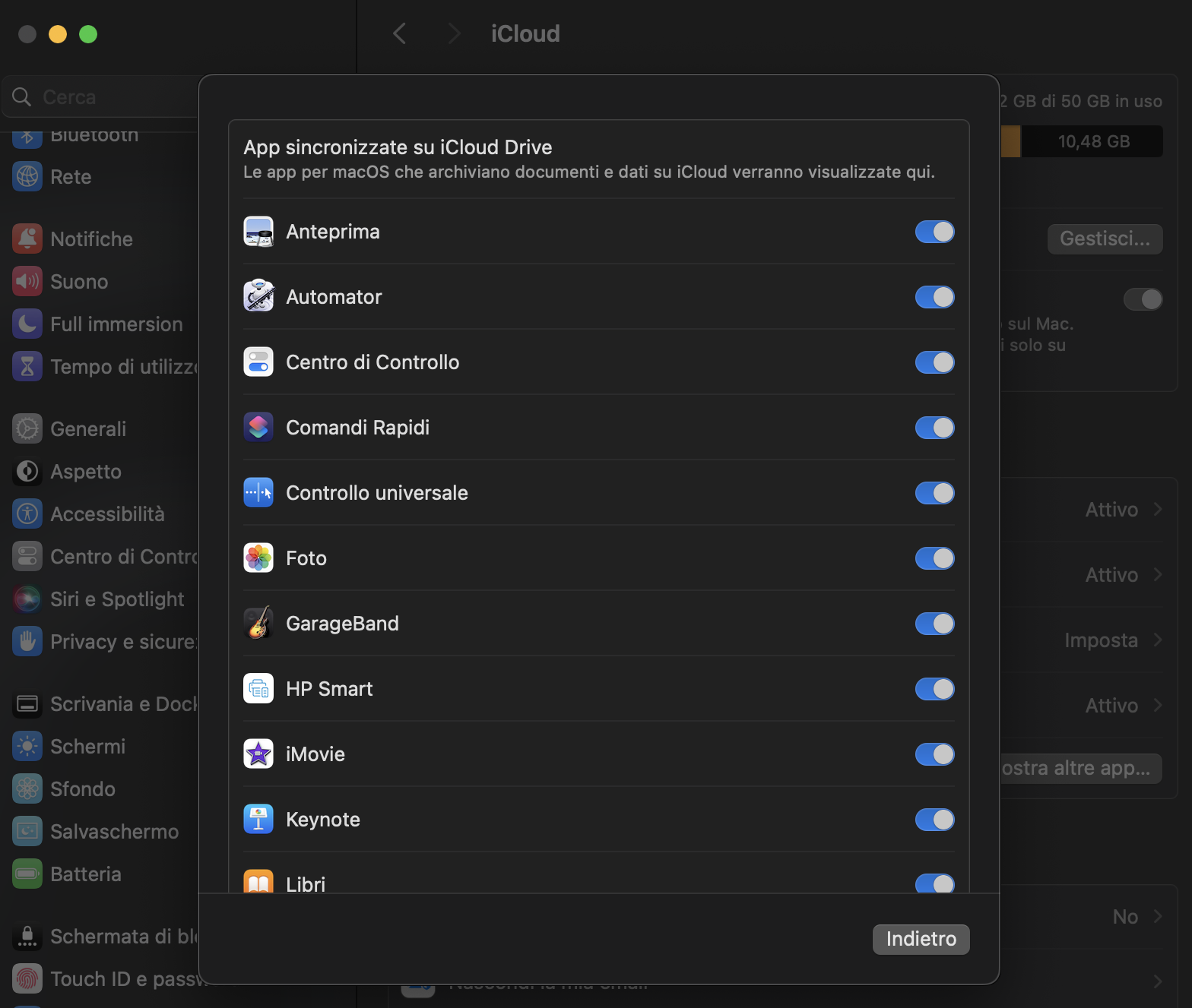 Accedi a iCloud Drive per trasferire le foto. Nel menu Apple, vai a Preferenze di Sistema e seleziona la scheda iCloud/ID Apple. Seleziona la casella accanto alla sezione iCloud Drive e clicca su Opzioni.