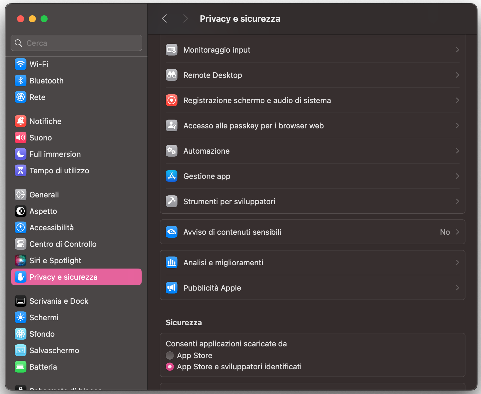 Apri la sezione Privacy e sicurezza e consenti solo le applicazioni scaricate dall’App Store.