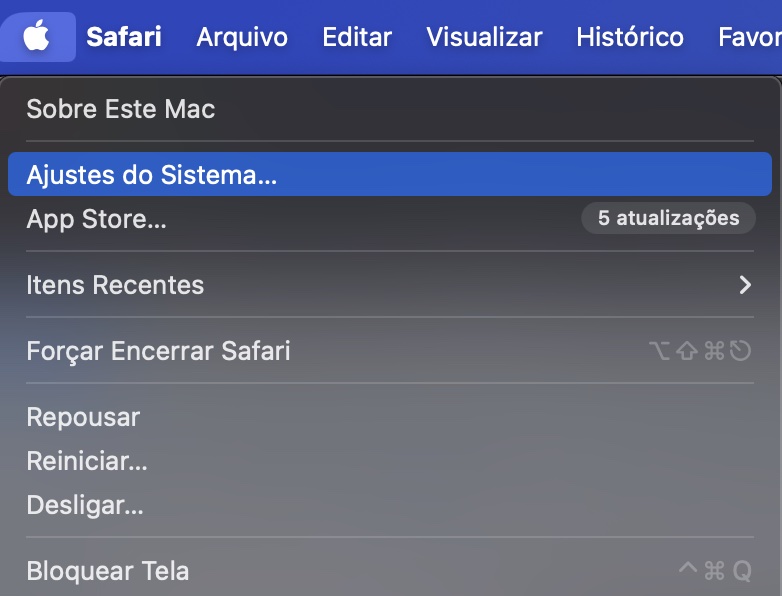 O menu Apple, aberto com Ajustes do Sistema destacado. Como bloquear notificações push, um passo em um guia sobre como parar pop-ups falsos do McAfee no Mac.
