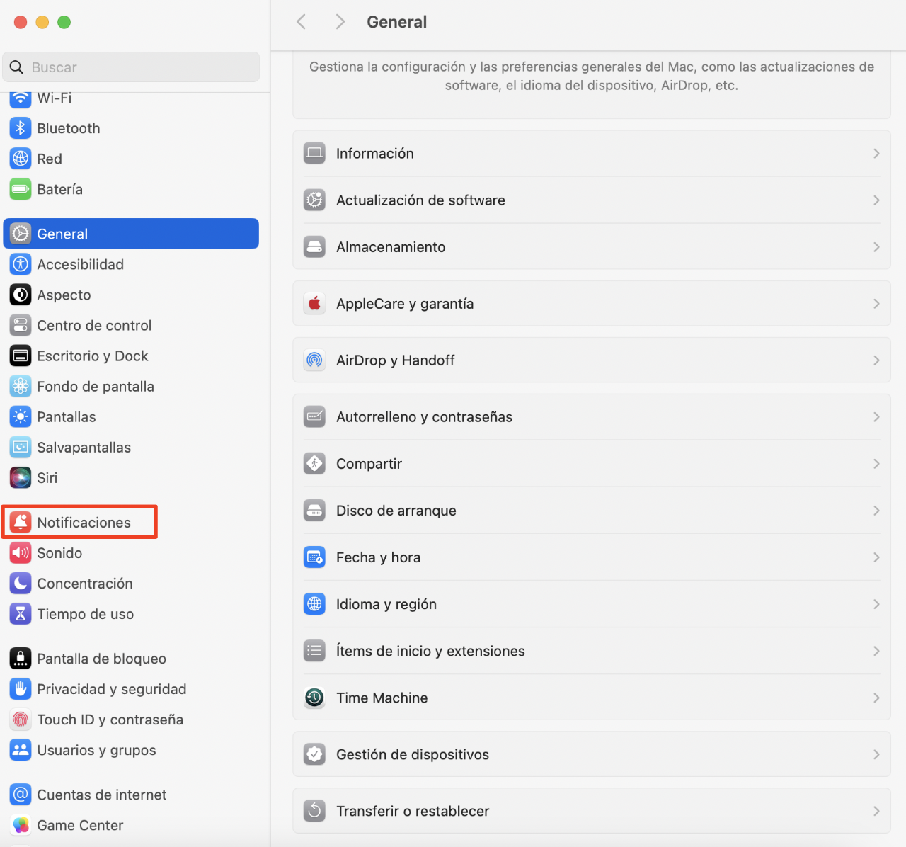 La opción Notificaciones aparece resaltada en rojo en Ajustes del Sistema en un Mac para desactivar las notificaciones de Microsoft AutoUpdate.