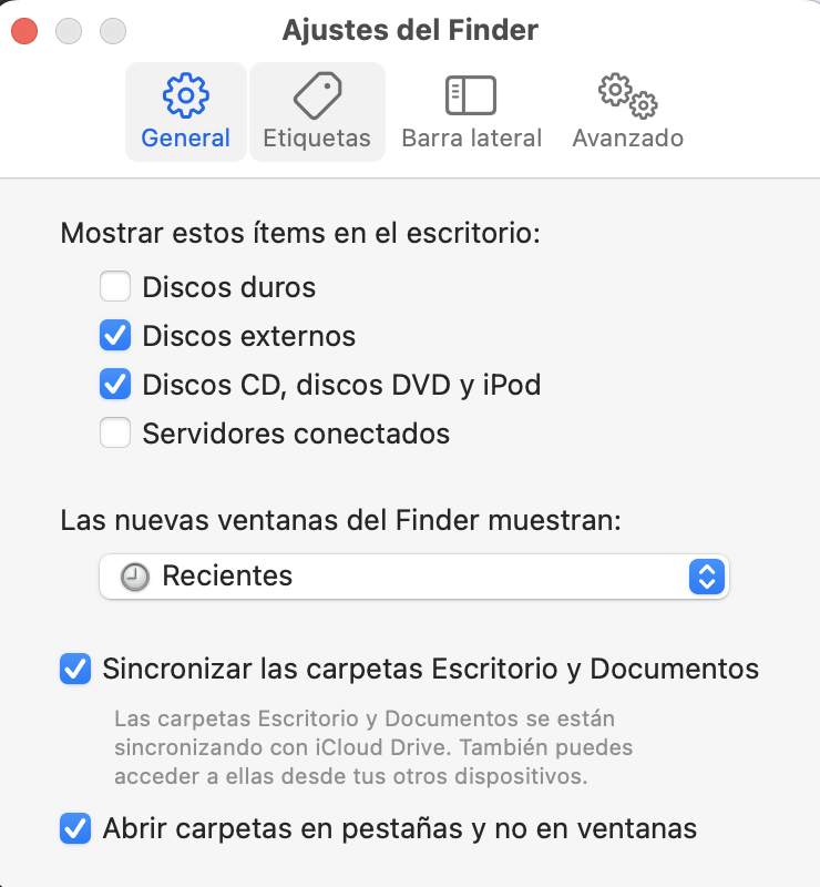 En la ventana Ajustes del Finder, asegúrate de que estás en la pestaña General y comprueba si la casilla situada junto a Discos externos está marcada.