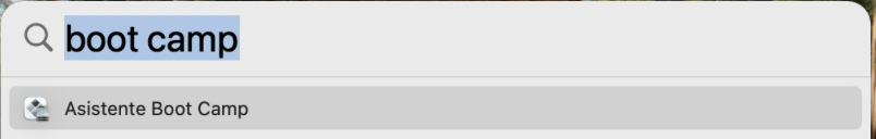 Algunos Mac ya tienen instalado el Asistente Boot Camp, y comprobarlo puede ahorrarte tiempo. Busca Boot Camp en Spotlight.
