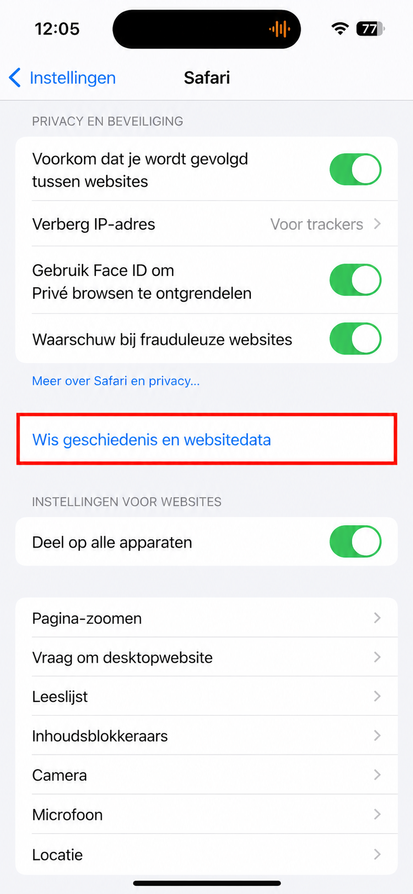 Het Safari-menu in Instellingen op iPhone. Tik op Wis geschiedenis en websitegegevens om alle gegevens te verwijderen.