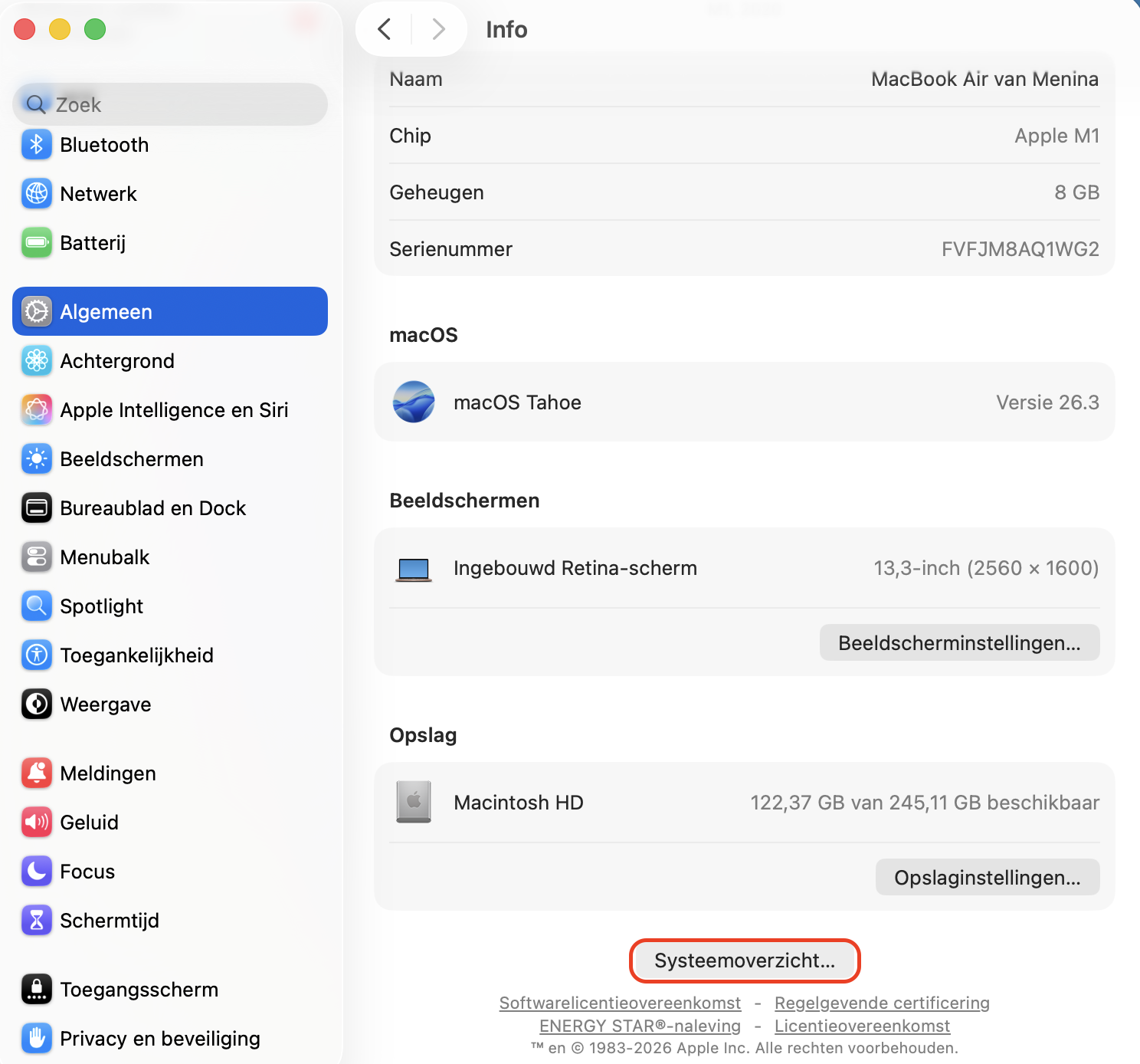 Het onderdeel Systeeminstellingen op de Mac toont het menu Info in de sectie Algemeen. Klik op Systeemoverzicht om meer informatie over je Mac te bekijken.