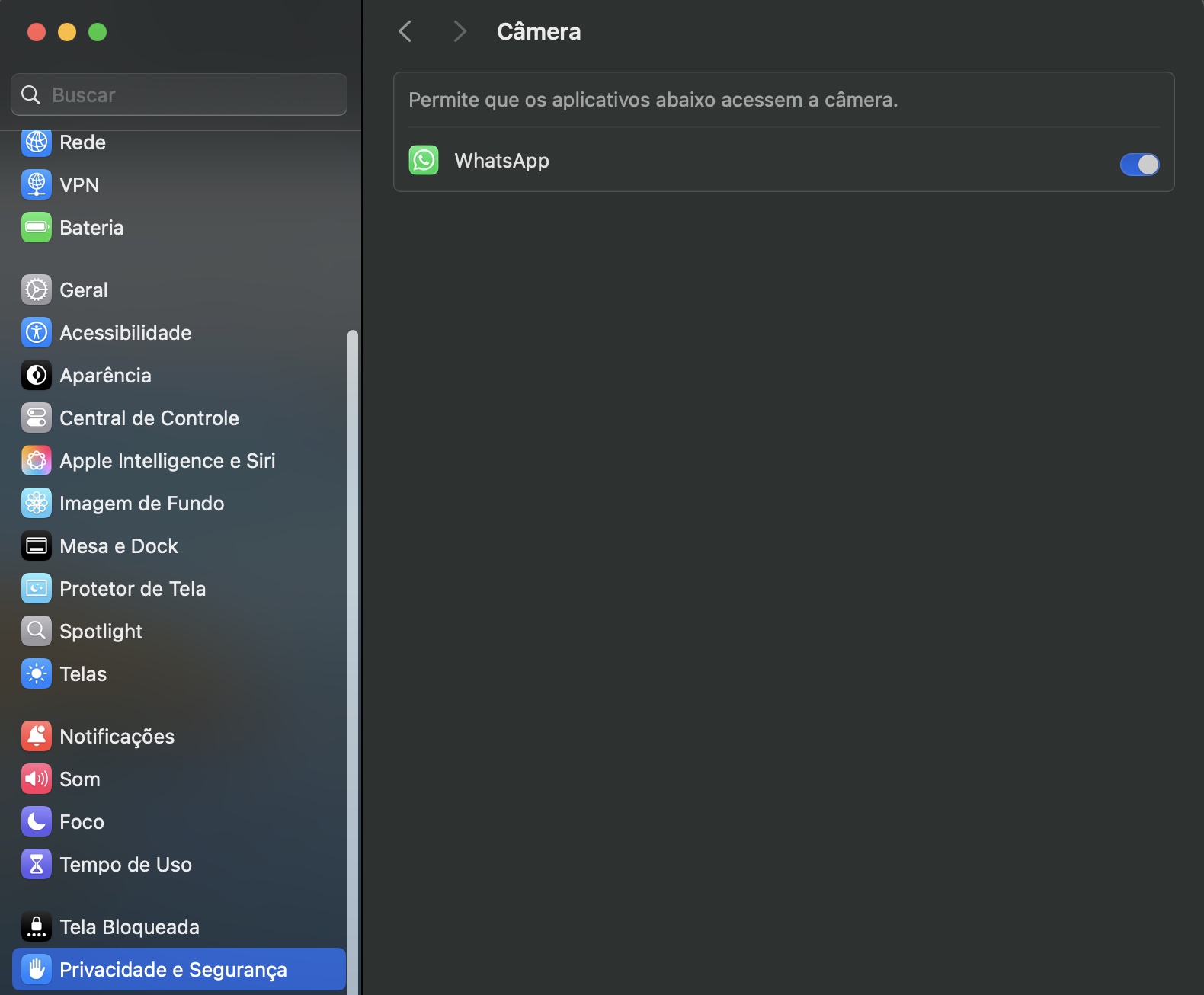 Verifique as permissões da câmera para resolver os problemas de câmera do Mac. Para fazer isso, clique no menu Apple > Ajustes do Sistema > Segurança e Privacidade > Privacidade > Câmera. Marque a caixa ao lado do aplicativo ao qual você deseja permitir o uso da câmera.