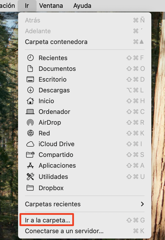 Para encontrar la carpeta Group Containers en Mac, abre el Finder en tu ordenador y selecciona el menú Ir > Ir a la carpeta.