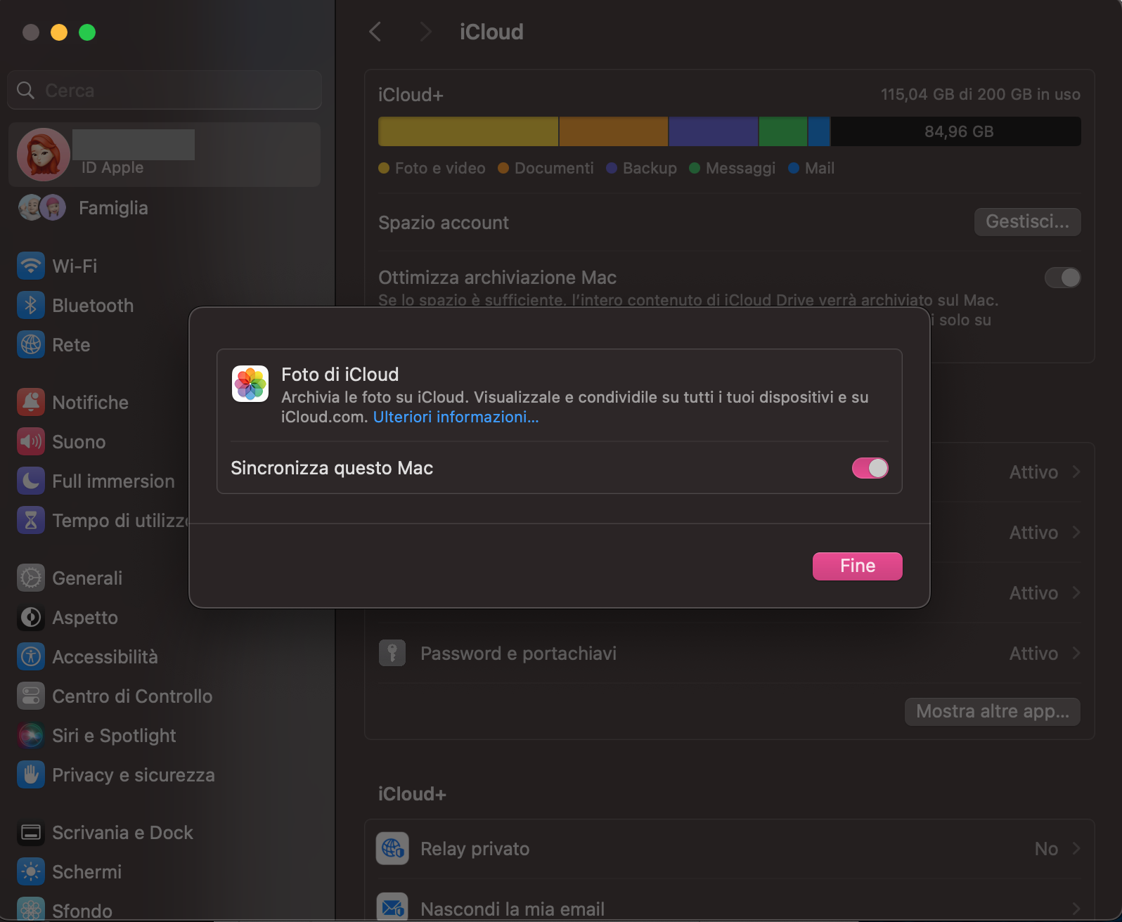Disattiva la sincronizzazione delle Foto su iCloud, quindi elimina le immagini dal Mac per rimuoverle solo dal computer ma non da iCloud. Per farlo, seleziona Foto a sinistra, poi disattiva l’opzione Sincronizza questo Mac.