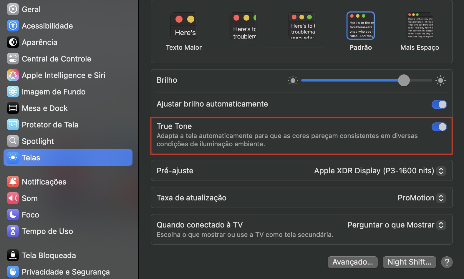A tela de ajustes de Telas em um MacBook, com o True Tone destacado. Parte das instruções sobre como resolver problemas de falhas na tela do MacBook.