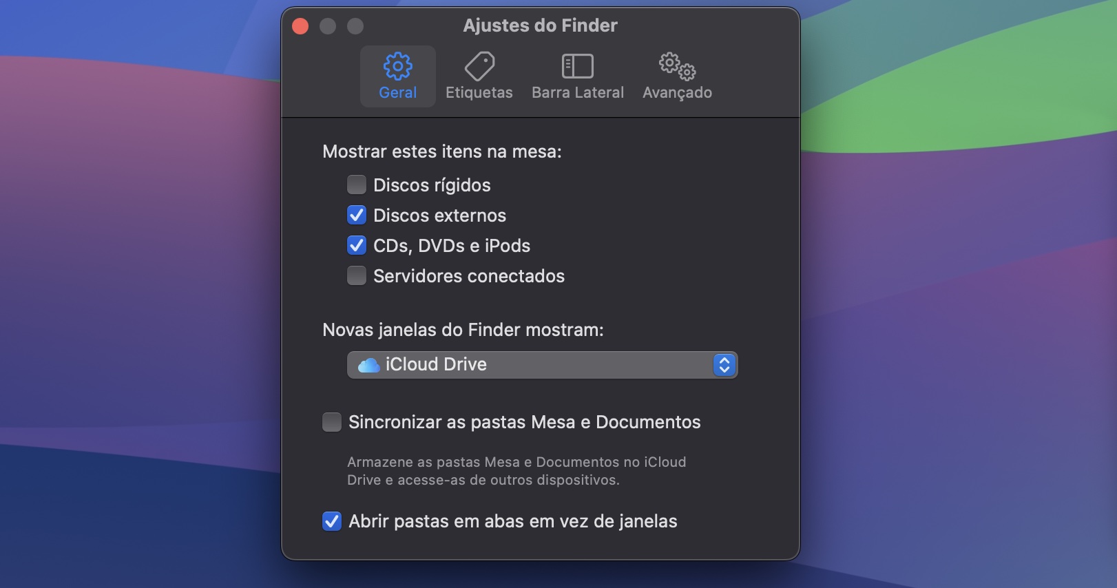 Depois de abrir os Ajustes do Finder, clique na aba Geral. Em seguida, desmarque os periféricos que podem estar causando problemas no seu dispositivo (por exemplo, CDs, DVDs, iPods ou servidores conectados).