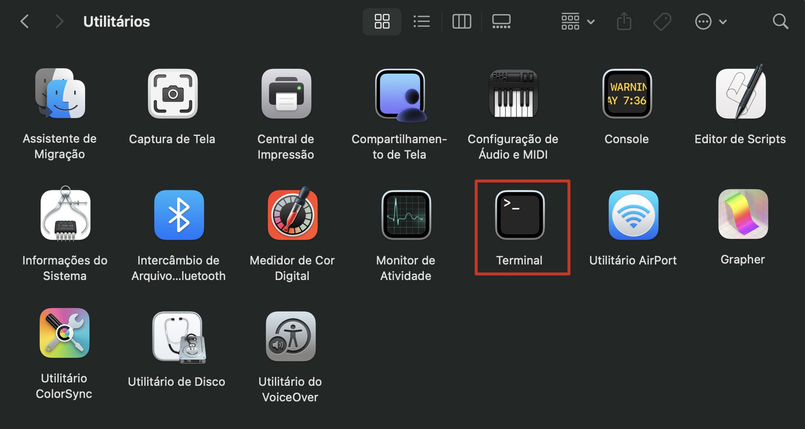 O Finder no Mac mostrando a pasta Utilitários. Para forçar o esvaziamento da Lixeira, primeiro dê um duplo clique em Terminal para executá-lo.
