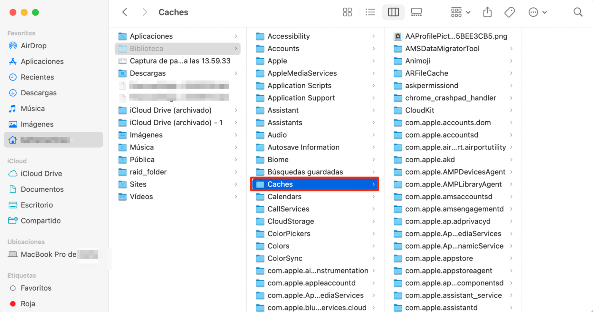 Ahora, en el tercer paso de este proceso de cuatro pasos, comienza por mostrar las cachés del sistema o de la biblioteca en la ventana del Finder para ayudar a deshacerse rápidamente de la caché de Safari.
