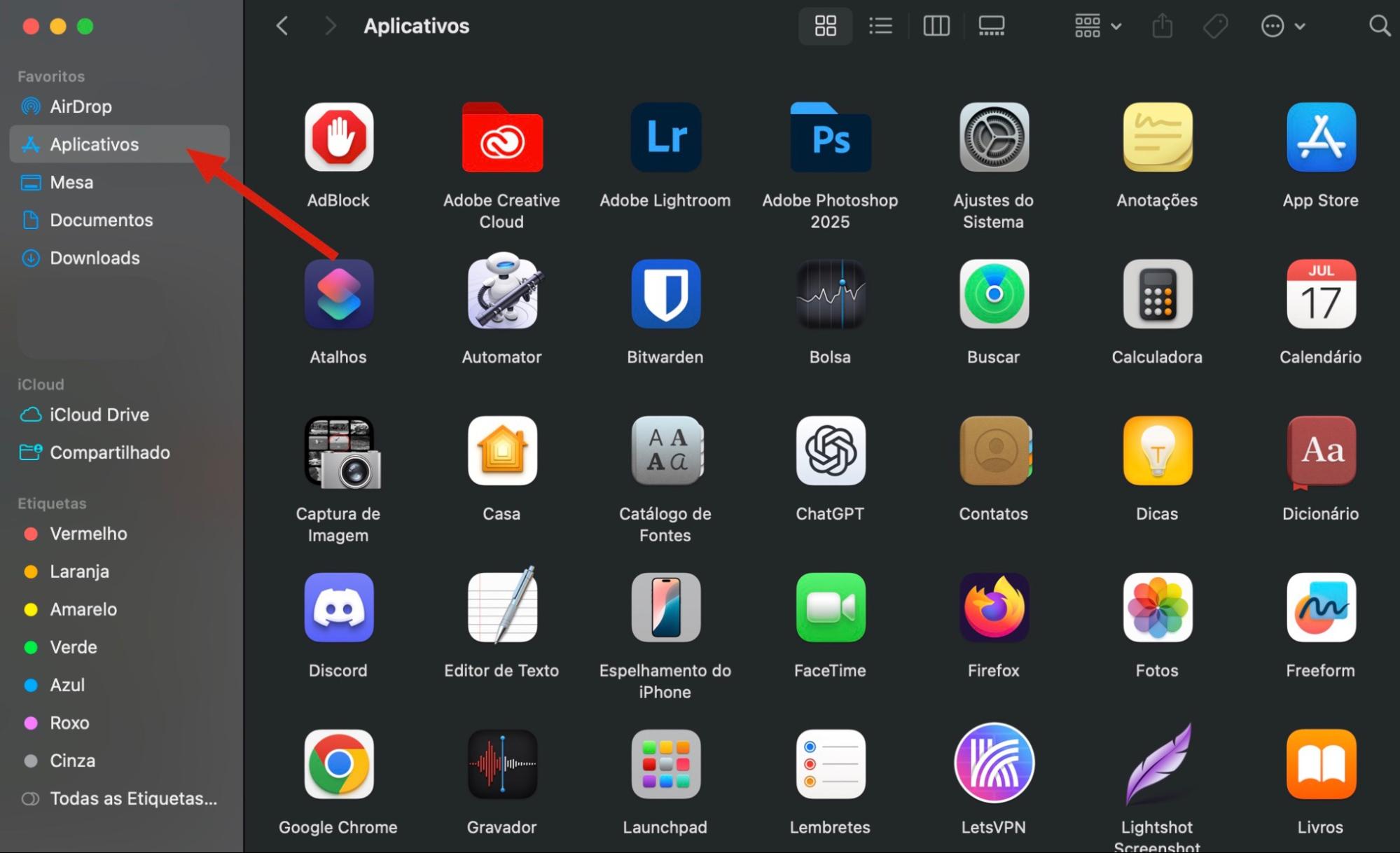 A pasta Aplicativos dentro do Finder no Mac. Para desinstalar um aplicativo por aqui, arraste o ícone dele para o Lixo no Dock e depois esvazie o Lixo.