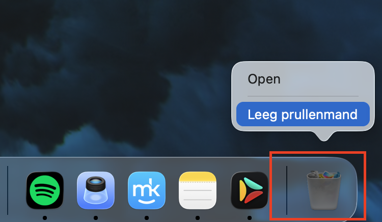 Het contextuele menu verschijnt nadat je met de rechtermuisknop op het Prullenmand-pictogram in het Dock van de Mac klikt. Nadat je een ongebruikte app hebt verwijderd, leeg je de Prullenmand om de app volledig te deïnstalleren en ruimte vrij te maken op je Mac