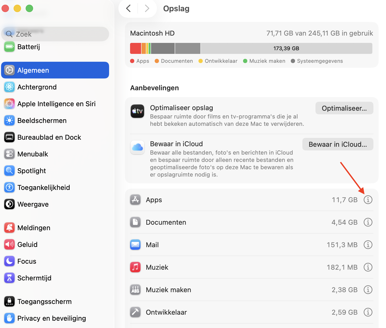 Systeeminstellingen op de Mac toont het menu Opslag. Om een app te verwijderen, klik je op het i-symbool naast Apps.