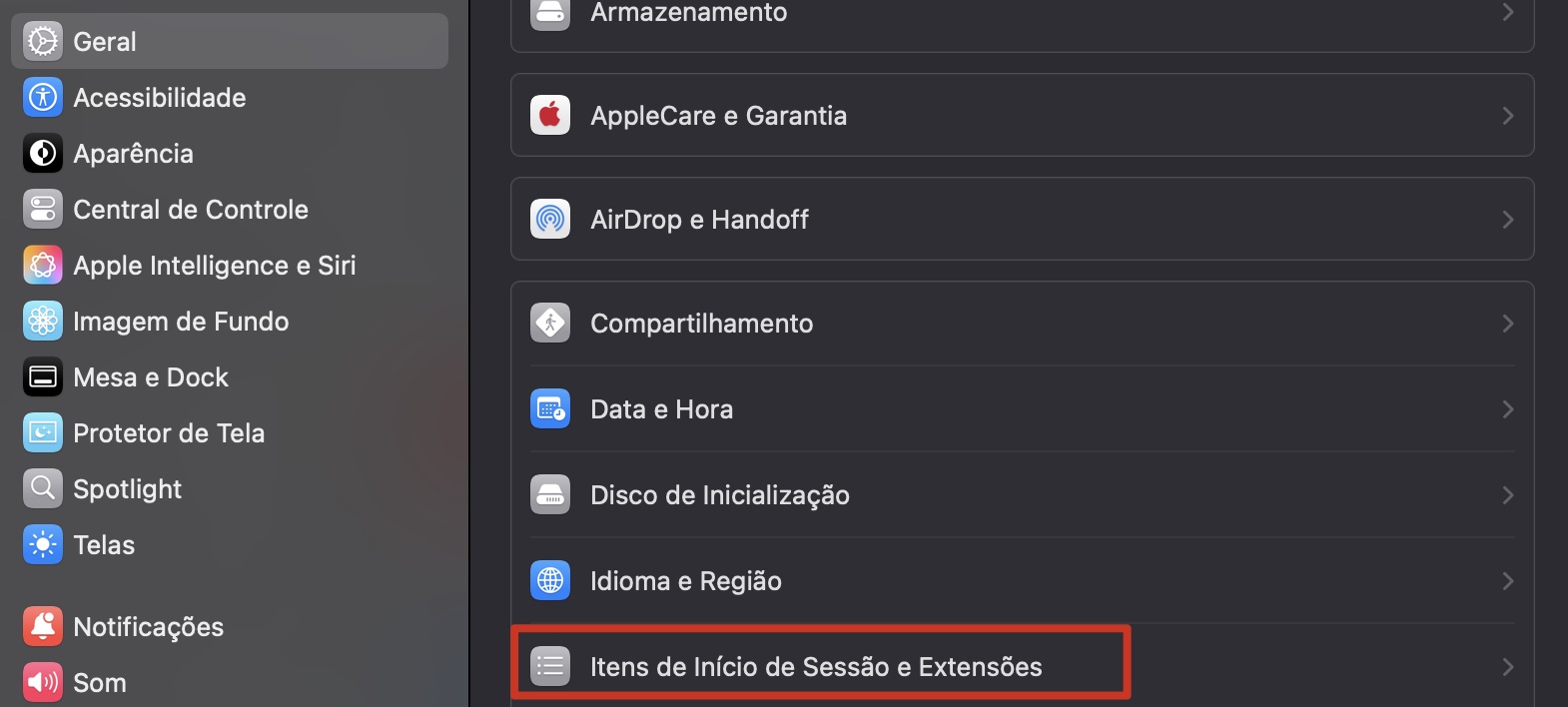 Vá em Ajustes do Sistema e clique em Geral na barra lateral. Encontre e abra a seção Itens de Início de Sessão e Extensões, onde você pode controlar o que é iniciado junto com o sistema.