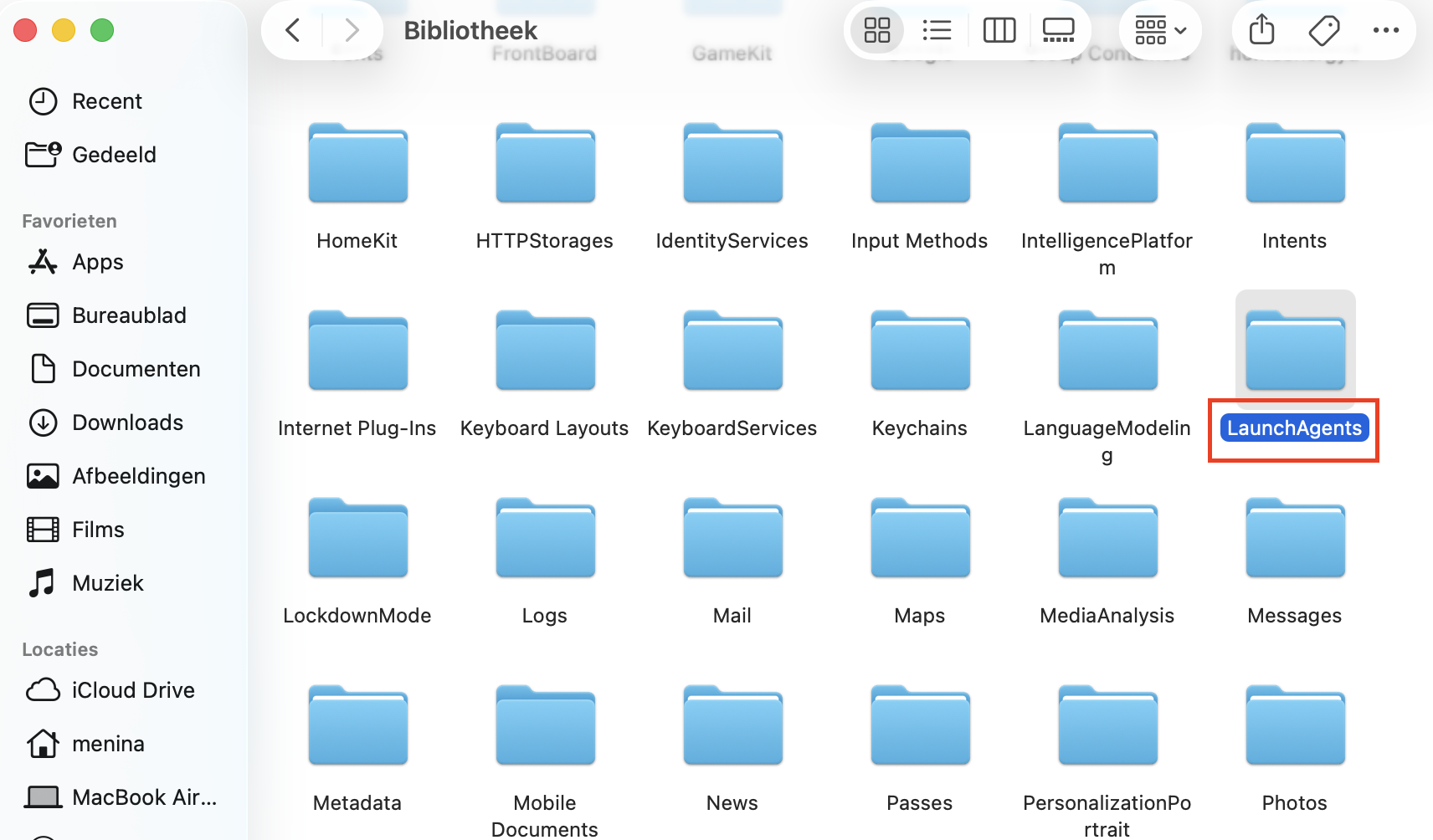 Controleer vervolgens de map LaunchAgents. Zoek naar alles wat verdacht lijkt en sleep het naar de Prullenmand. Leeg daarna de Prullenmand volledig.