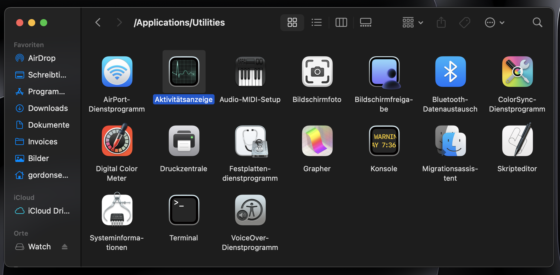 Wenn Sie wissen möchten, ob Ihr Mac mehr RAM benötigt, gehen Sie zu Programme, wählen Sie Dienstprogramme und öffnen Sie die Aktivitätsanzeige.